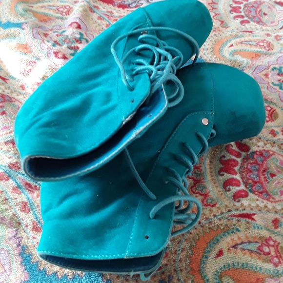 Shoes - Picture 3 of 3